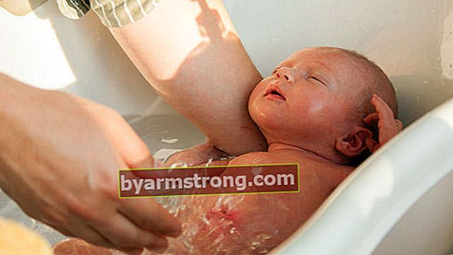 Come dovrebbe essere lavato un neonato?